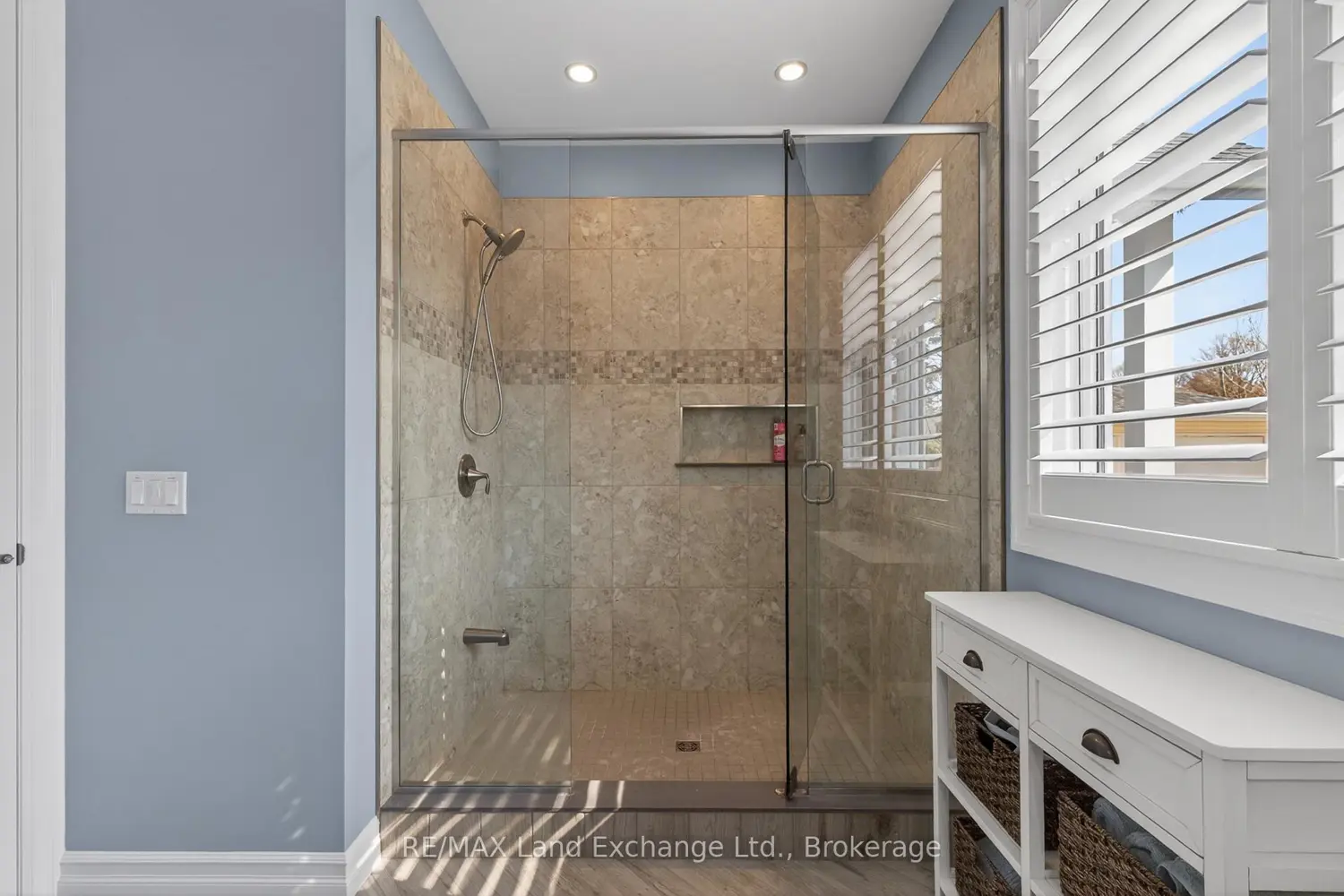 144 Huron Road photo 5