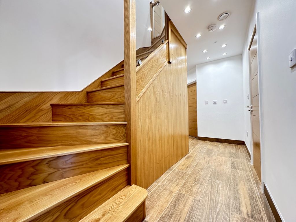 Additional image 19 of 5 bed detached house to rentFelstead Way, Luton, Bedfordshire LU2