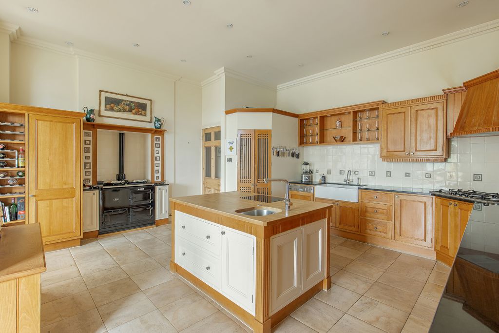 Additional image 6 of 8 bed property for saleWood Hall Lane, Radlett, Hertfordshire WD7