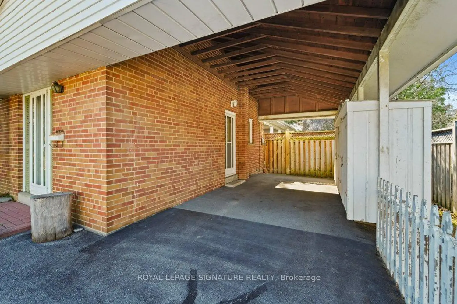 8 Underhill Drive photo 3
