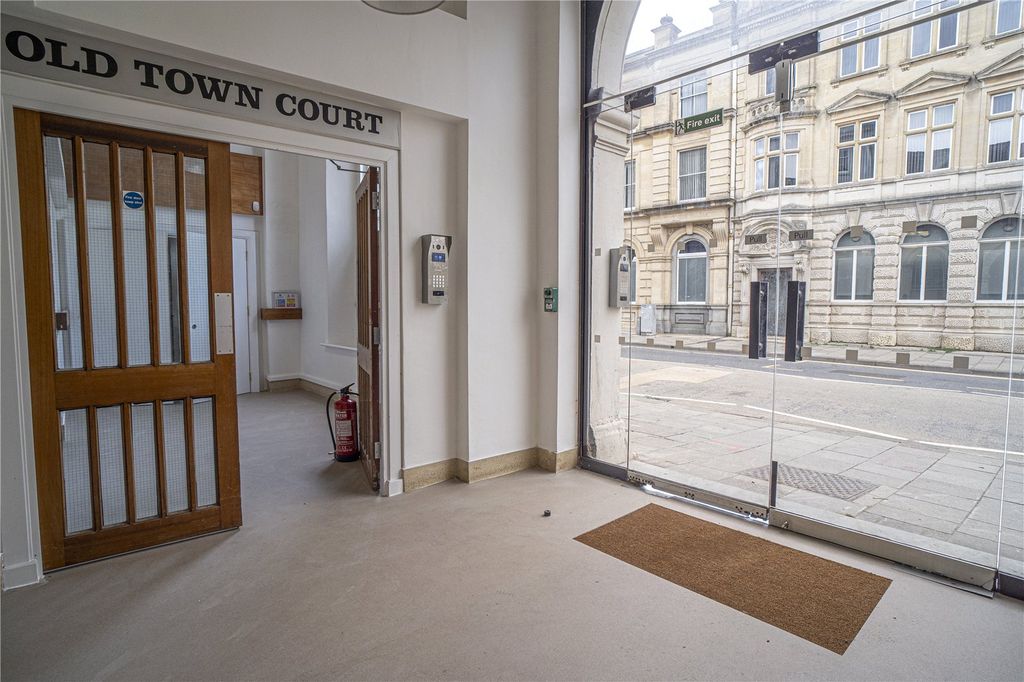2 bed flat to rentHigh Street, Old Town, Swindon, Wiltshire SN1