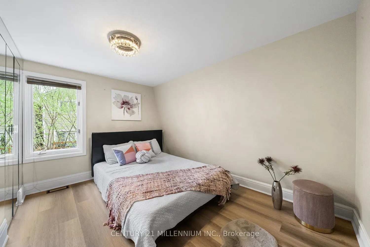 134 Helendale Avenue photo 5