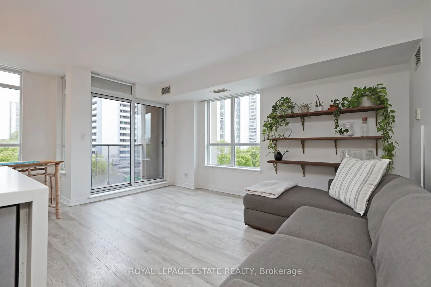 225 Wellesley Street 512 photo 4