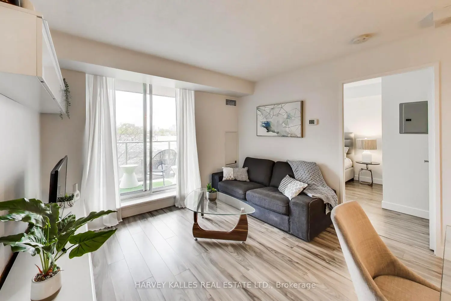 1369 Bloor Street 401 photo 2
