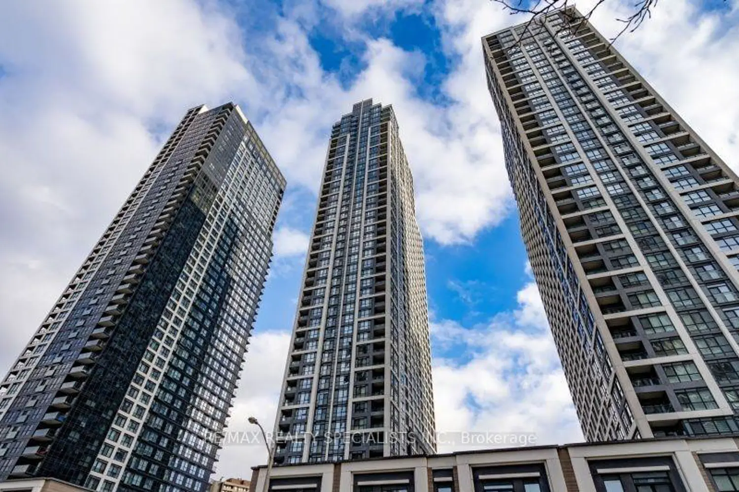 7 Mabelle Avenue 305