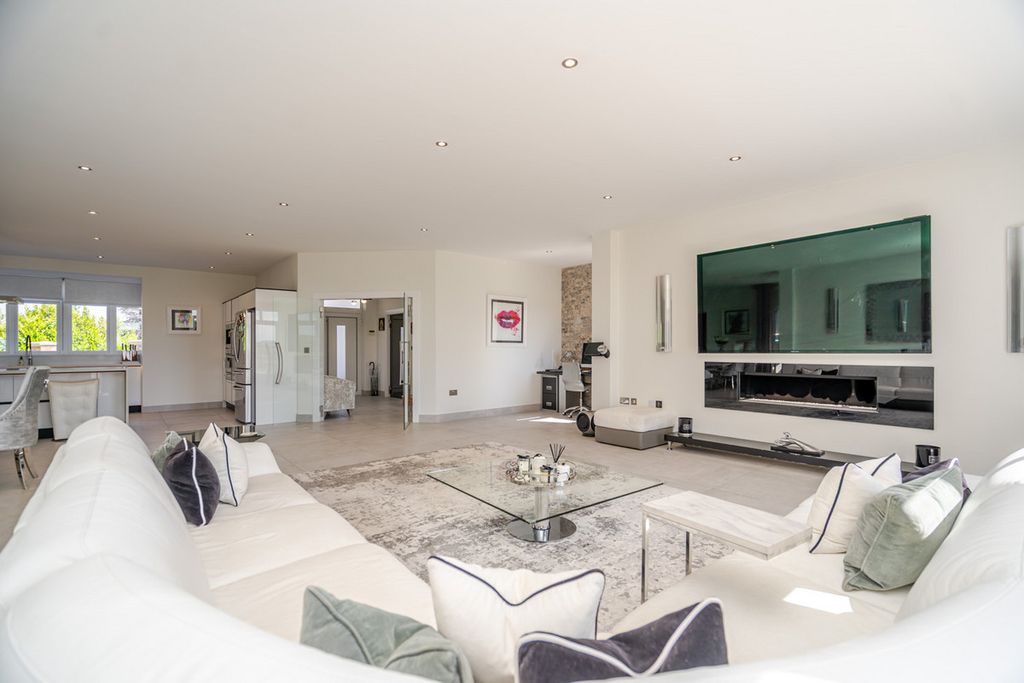 Additional image 10 of 6 bed detached house for saleOrchard Road, Pulloxhill, Bedford MK45