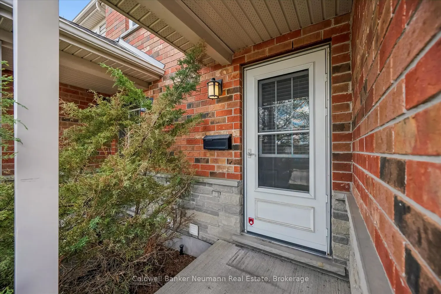 124 Gosling Gardens 33 photo 2