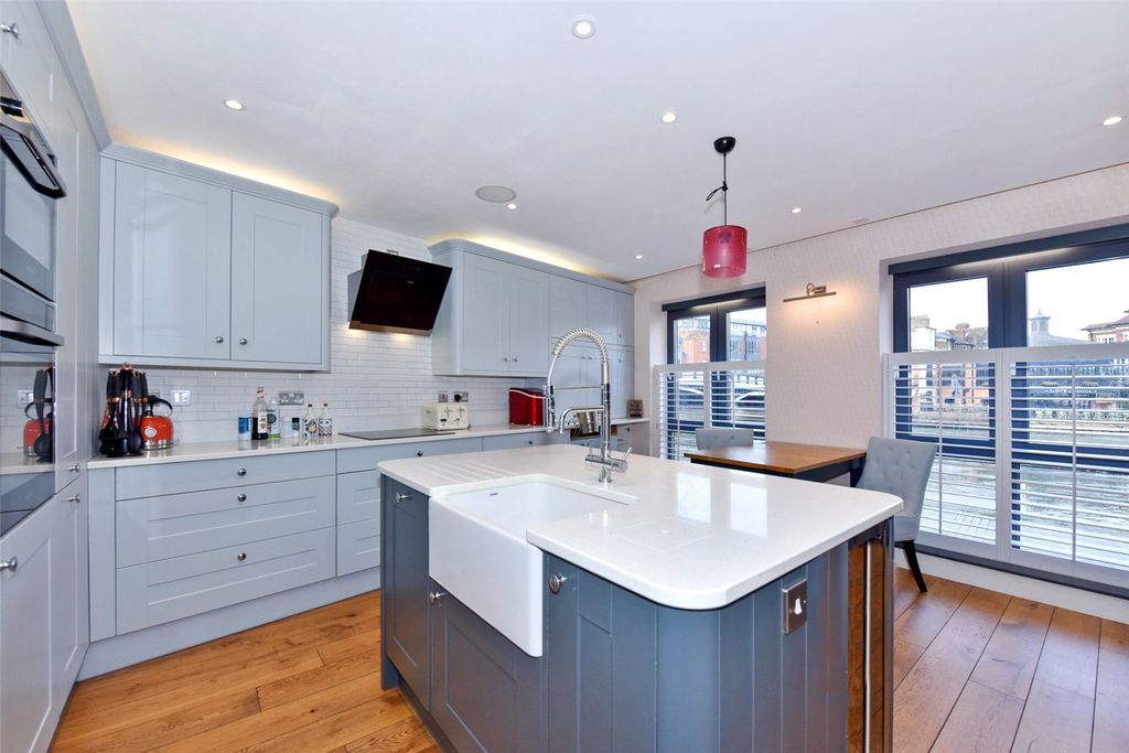 Additional image 2 of 2 bed flat to rentWindsor Quay, Thameside, Windsor, Berkshire SL4
