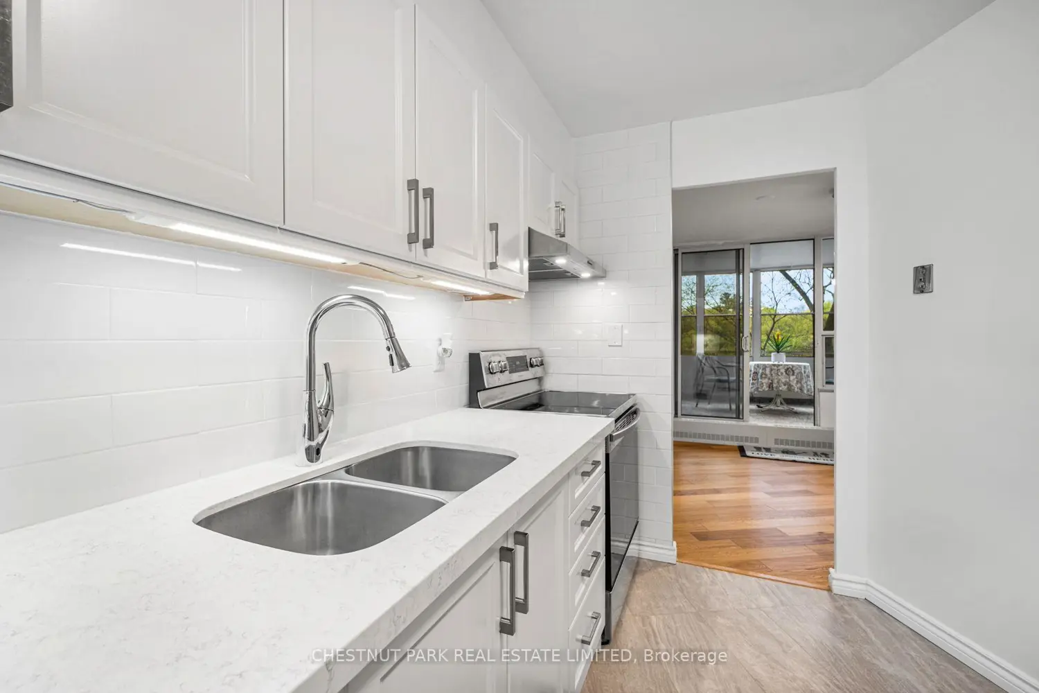60 Pavane Linkway 206 photo 4