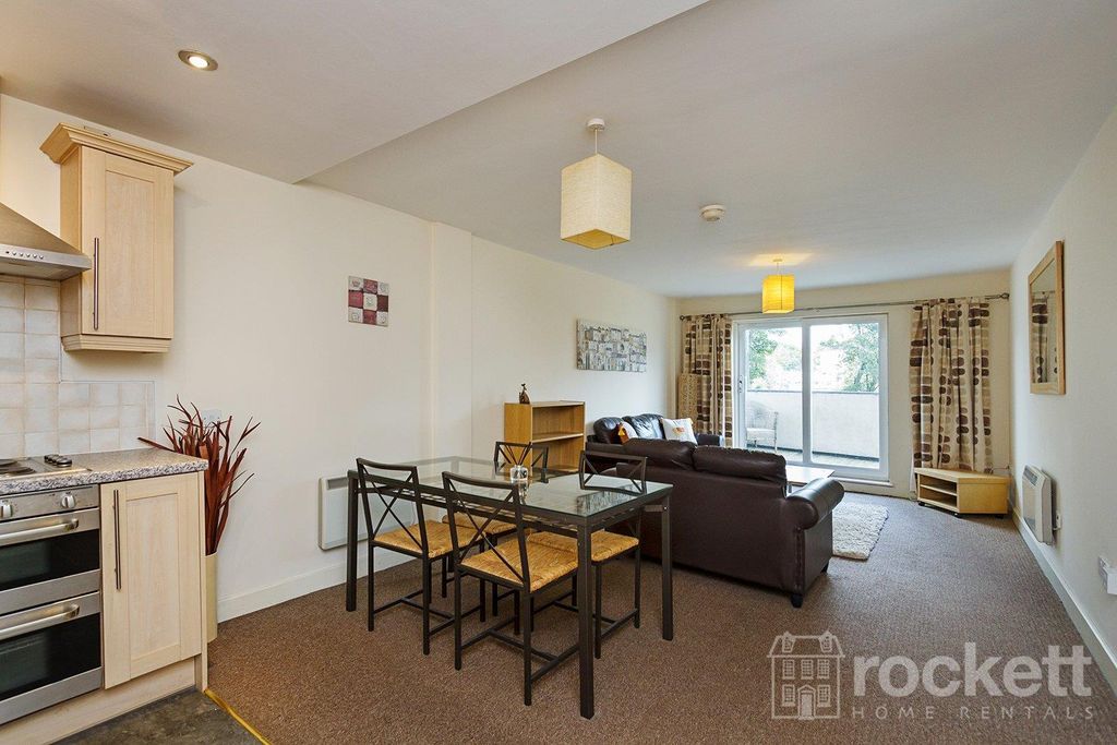 2 bed flat to rentTower Court, No.1 London Road, Newcastle Under Lyme, Staffordshire ST5