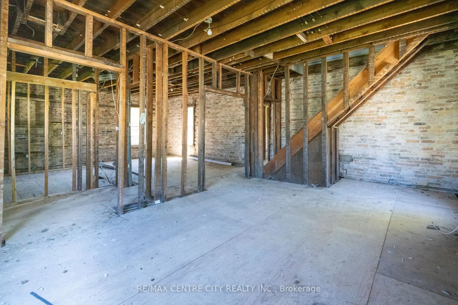 240 Maitland Street photo 5
