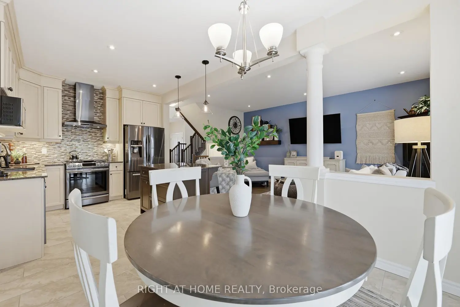 33 Vic Chambers Place photo 5