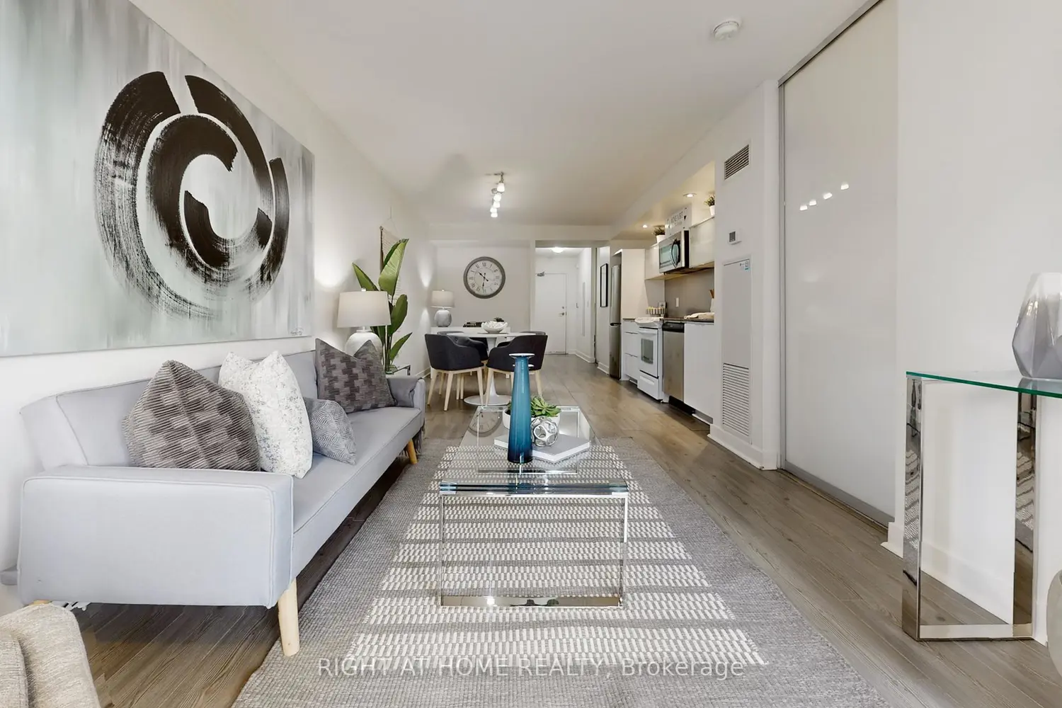 4K Spadina Avenue 727 photo 3