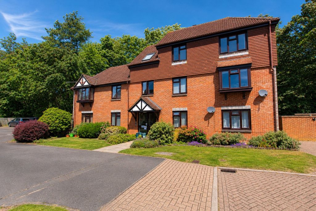 1 bed flat to rentDairymans Walk, Guildford, Surrey GU4