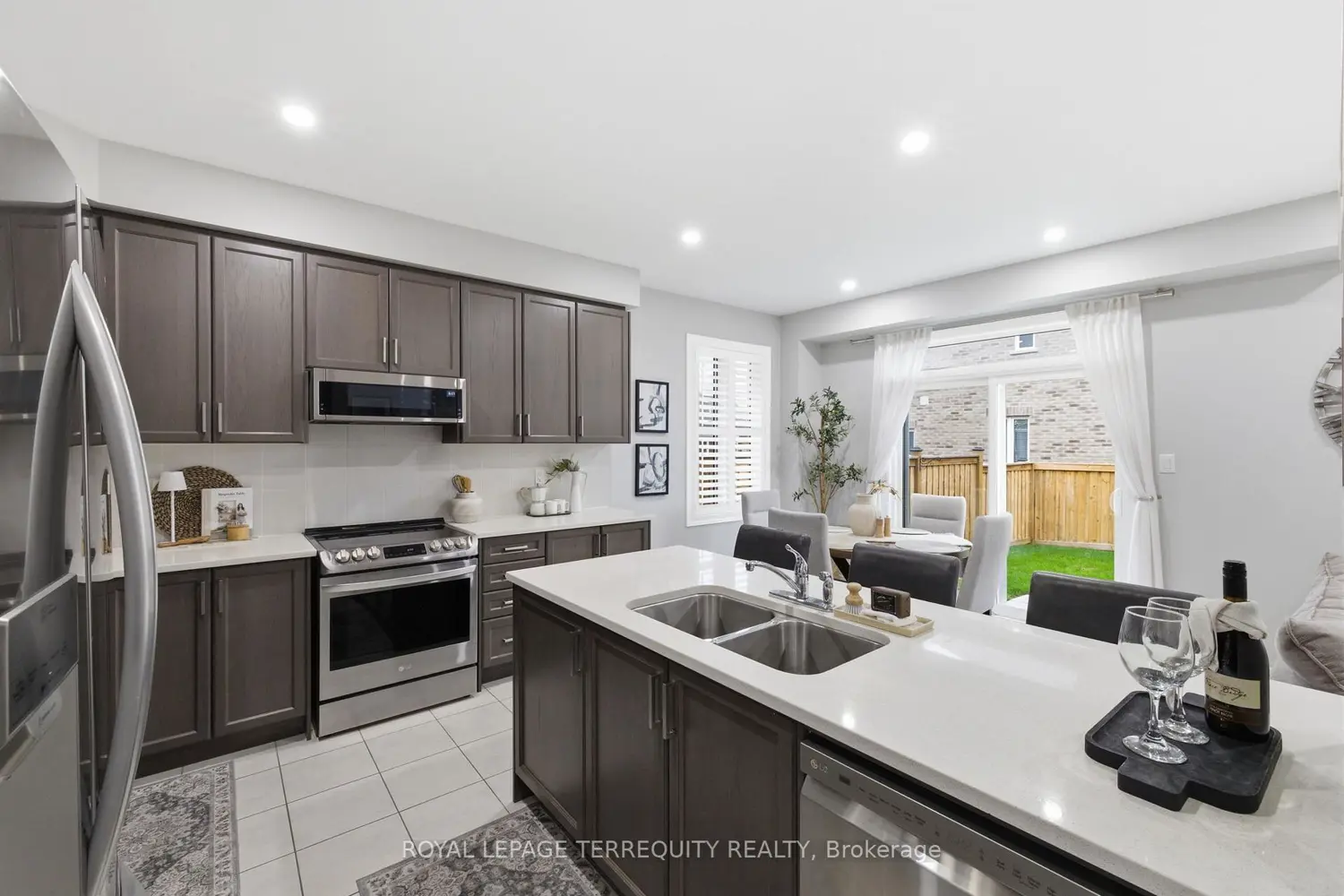 215 Ronald Hooper Avenue photo 4