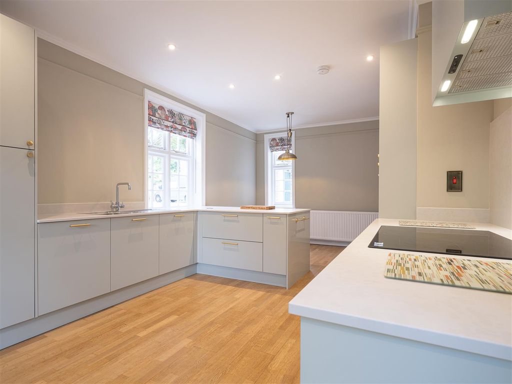 Additional image 8 of 5 bed property to rentDe Vaux Place, Salisbury SP1