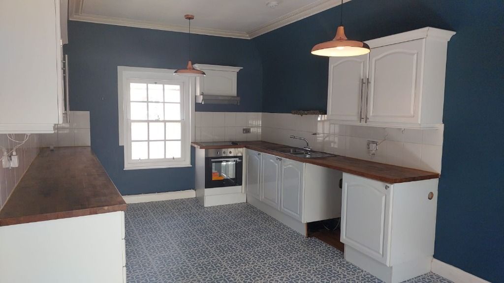 2 bed flat to rentHudson Square, Montrose DD108Ey DD10 photo 4