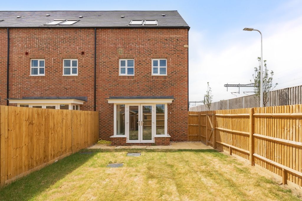 Additional image 11 of 4 bed semi-detached house to rentFilly Close, Newbury RG14