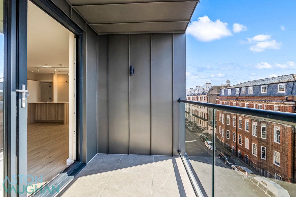 Additional image 9 of 3 bed flat for salePenthouse, Apartment 9, Botanica House, Hove BN3
