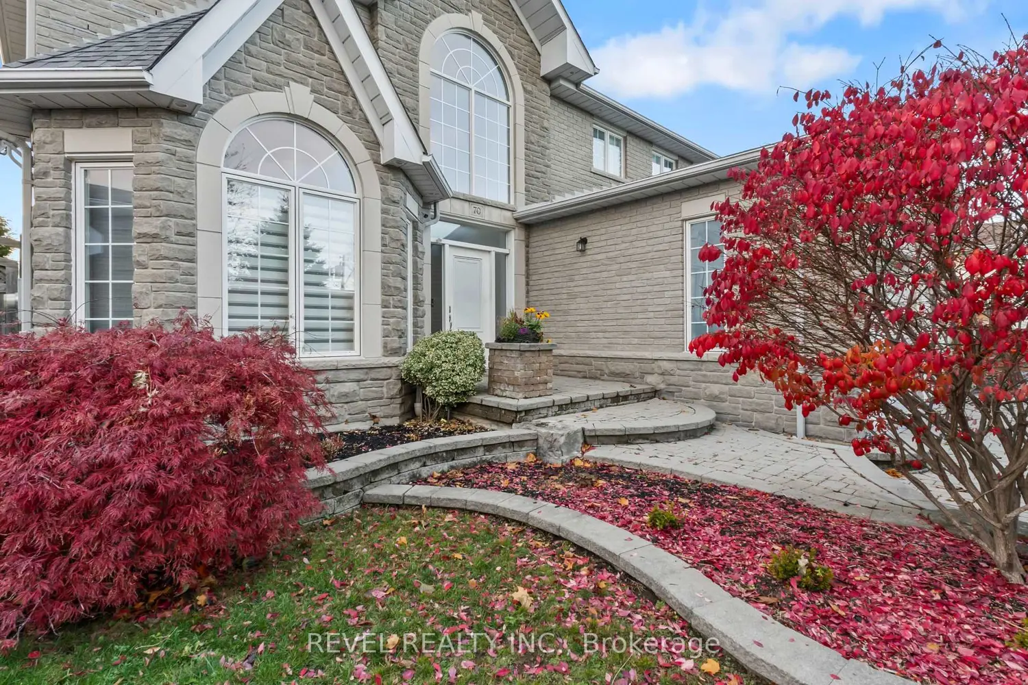 70 Applewood Crescent