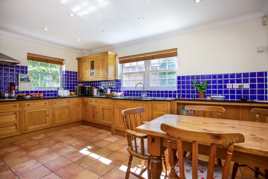 Additional image 2 of 5 bed detached house to rentNorth Parade, Horsham RH12