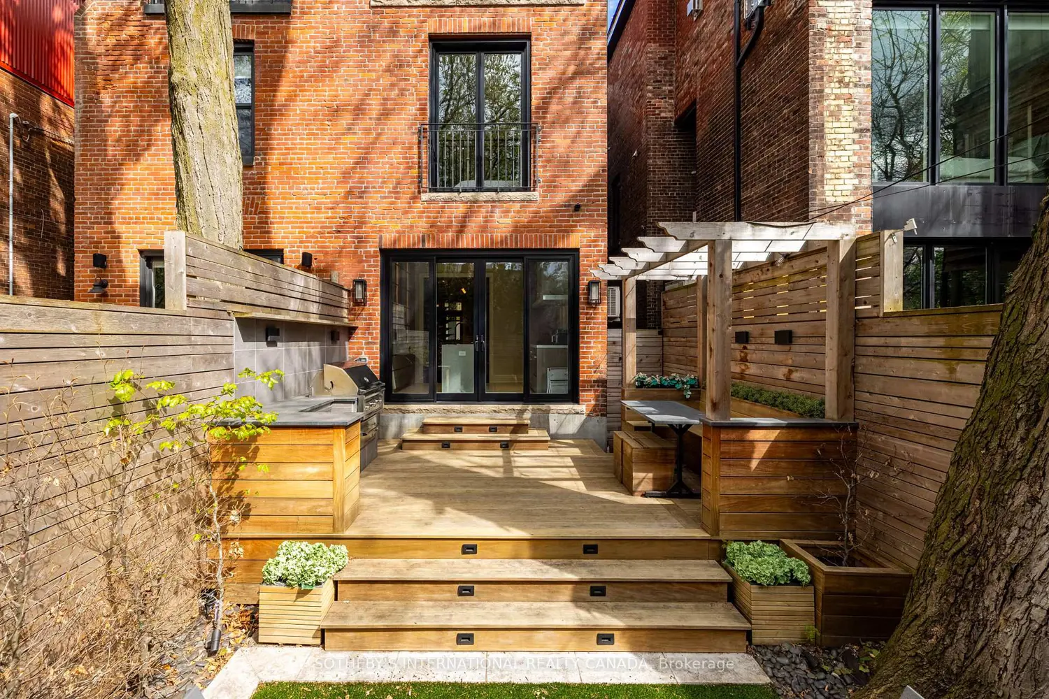 33 Tranby Avenue photo 3
