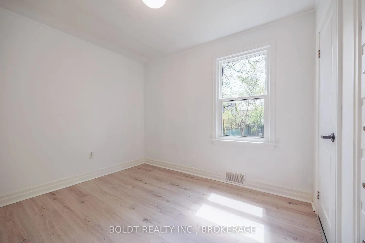 Additional image 12 of 422 Welland Avenue