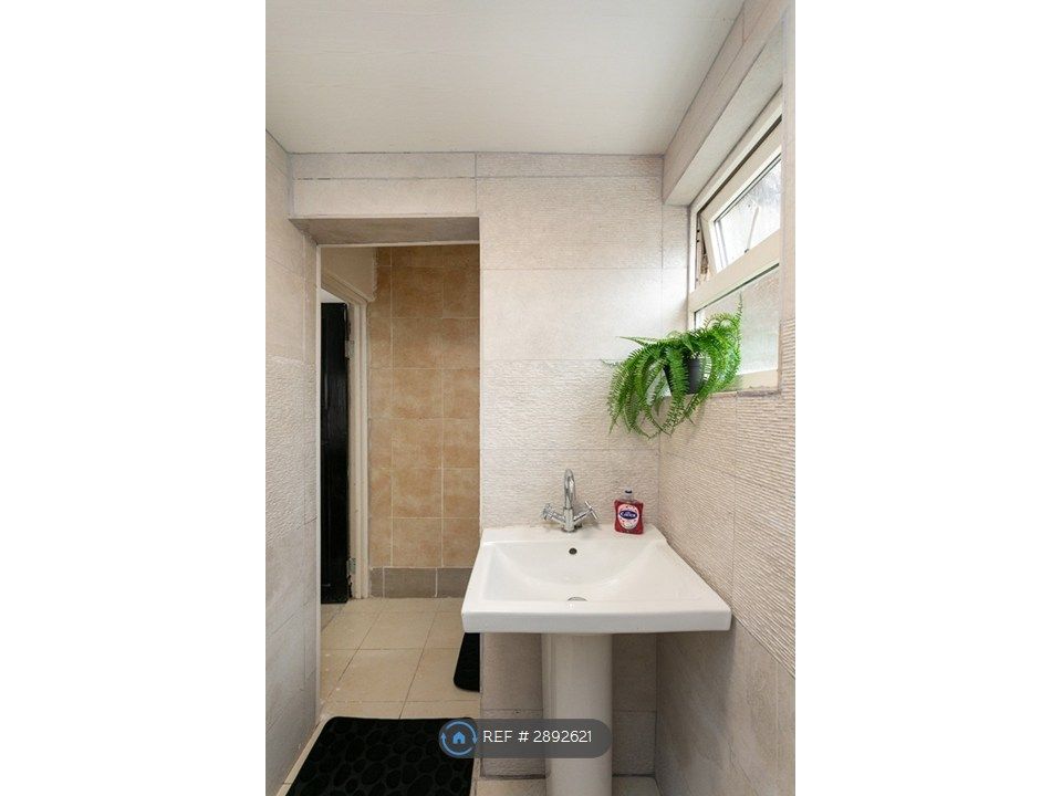 Additional image 11 of 6 bed terraced house to rentSaint Peters Road, Leicester LE2