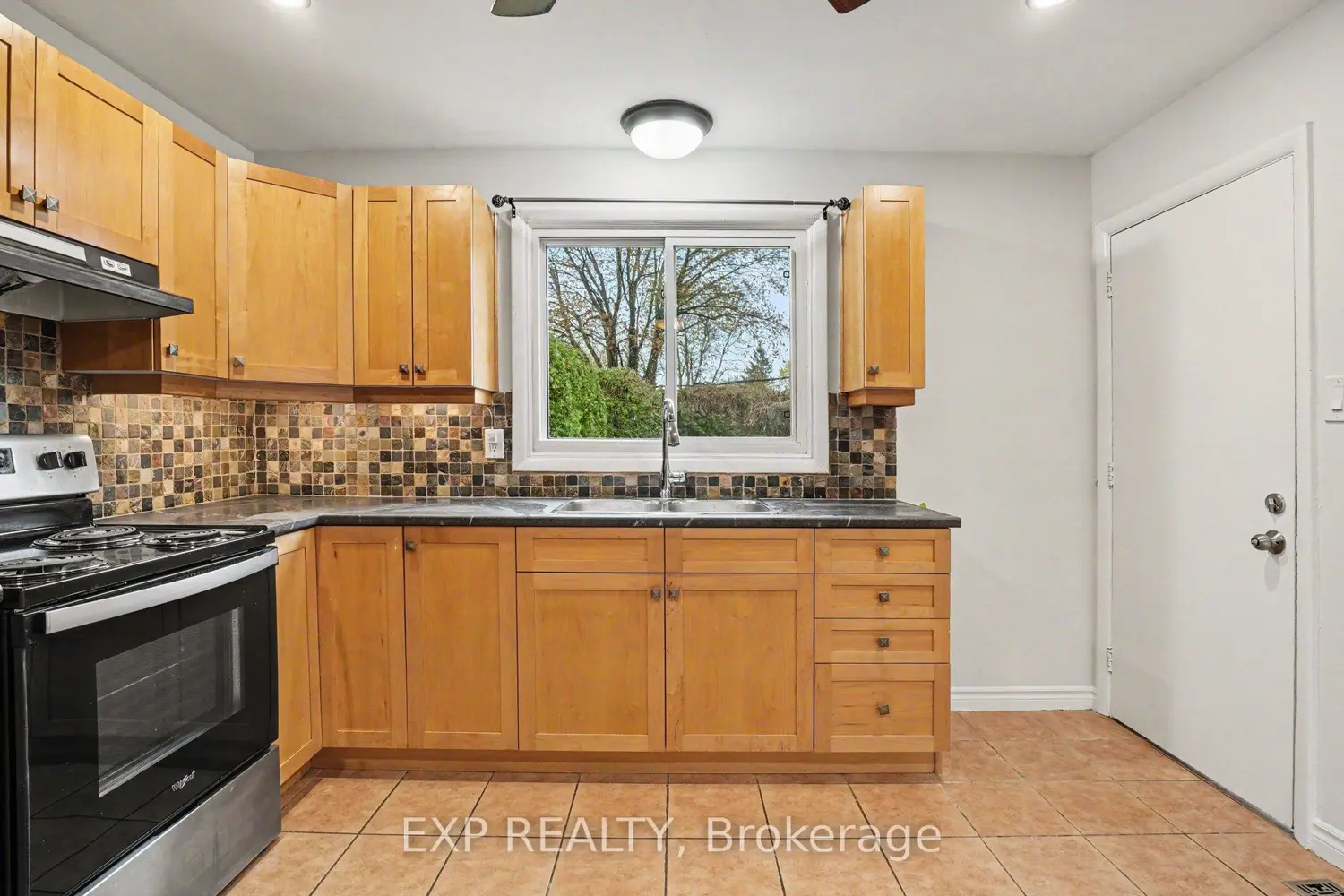 885 Pinewood Crescent photo 5