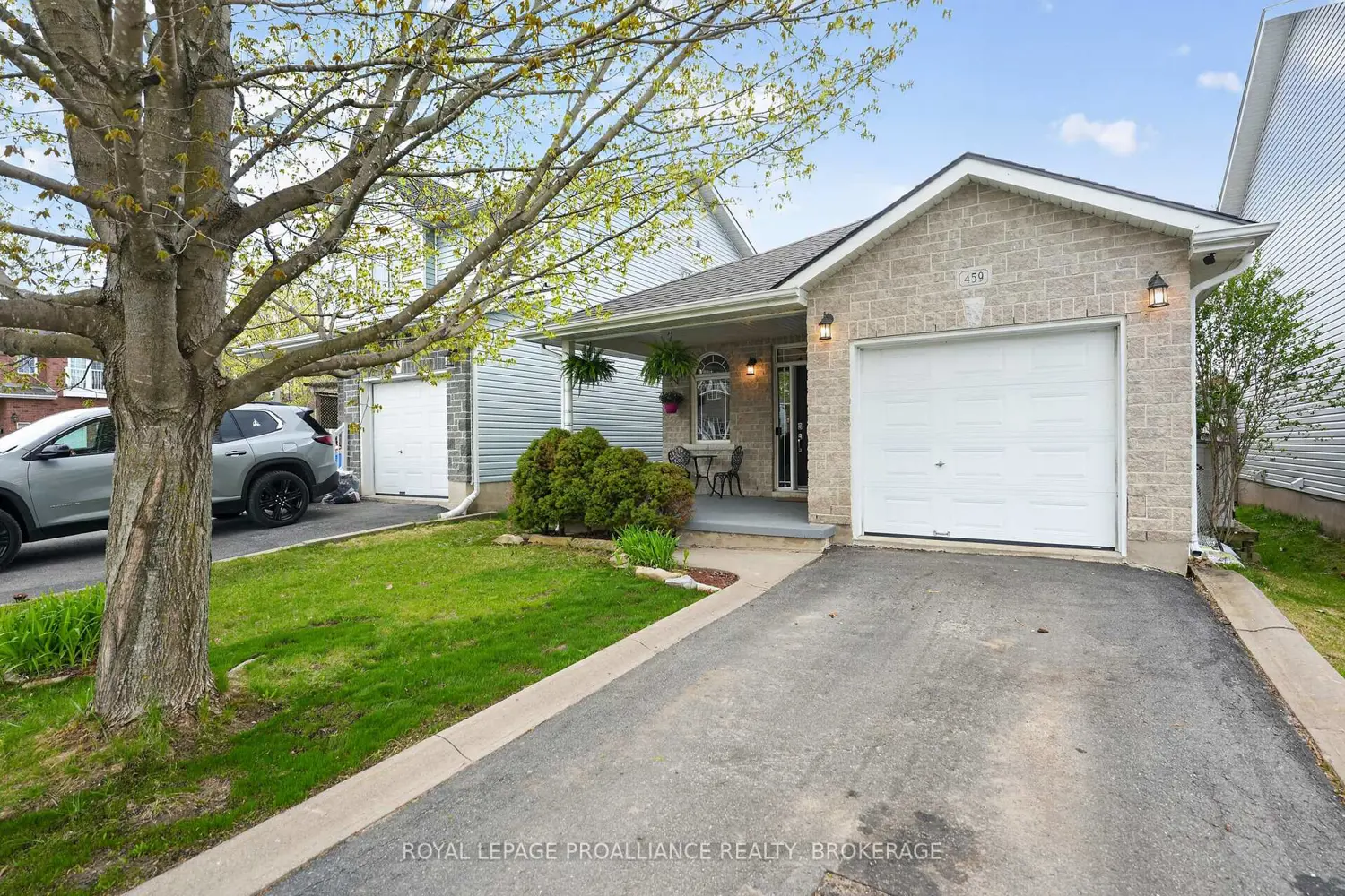459 Maureen Street photo 2