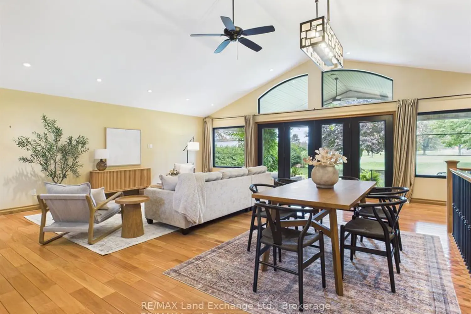 203 Campbell Crescent photo 2