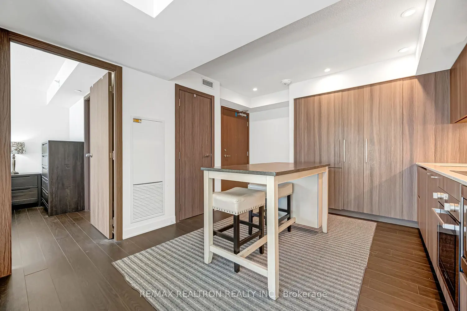 19 Bathurst Street 811