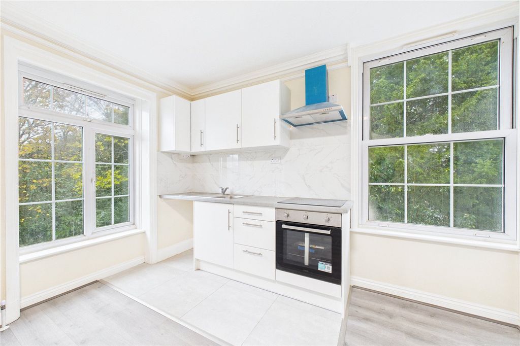 Additional image 2 of 2 bed flat to rentFlat 10, Newbury House, 237 Andover Road, Newbury, Berkshire RG14