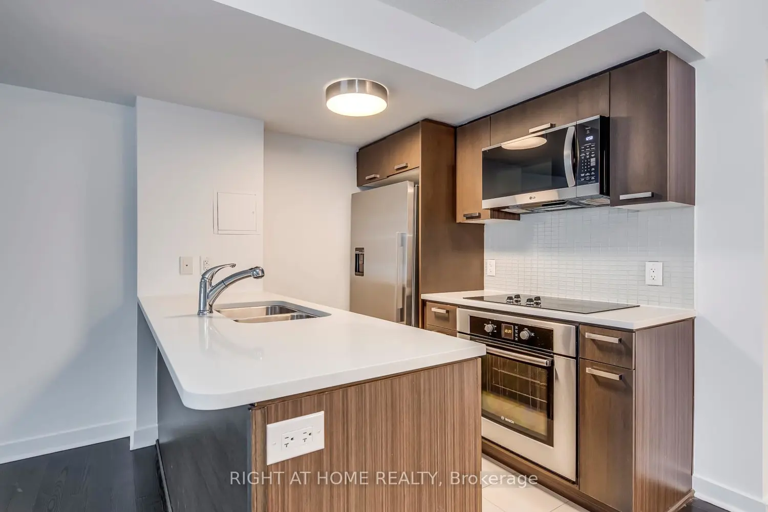 295 Adelaide Street 314 photo 4
