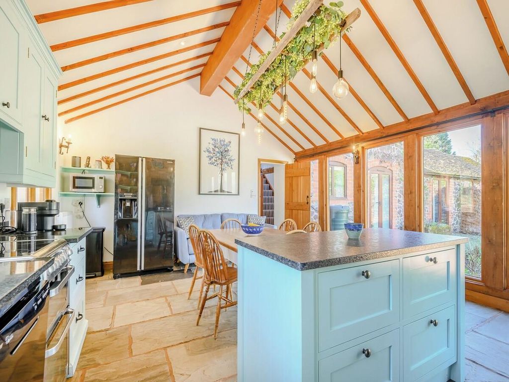 6 bed barn conversion to rentThe Learpool Barn, Gloucester Road, Welland WR13 photo 4