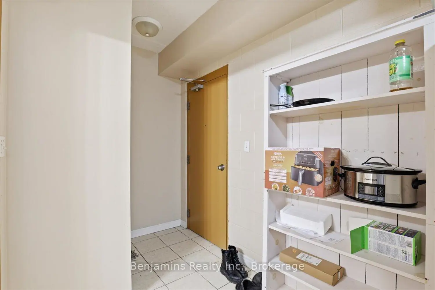 250 Lester Street 401 photo 4