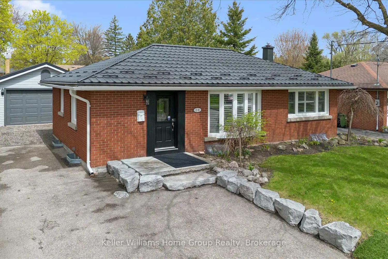 10 Sumac Place photo 2