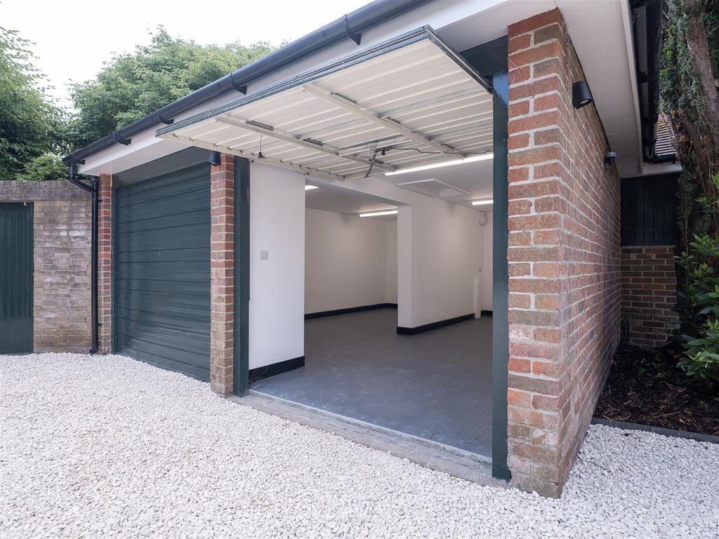Additional image 40 of 5 bed property to rentDe Vaux Place, Salisbury SP1