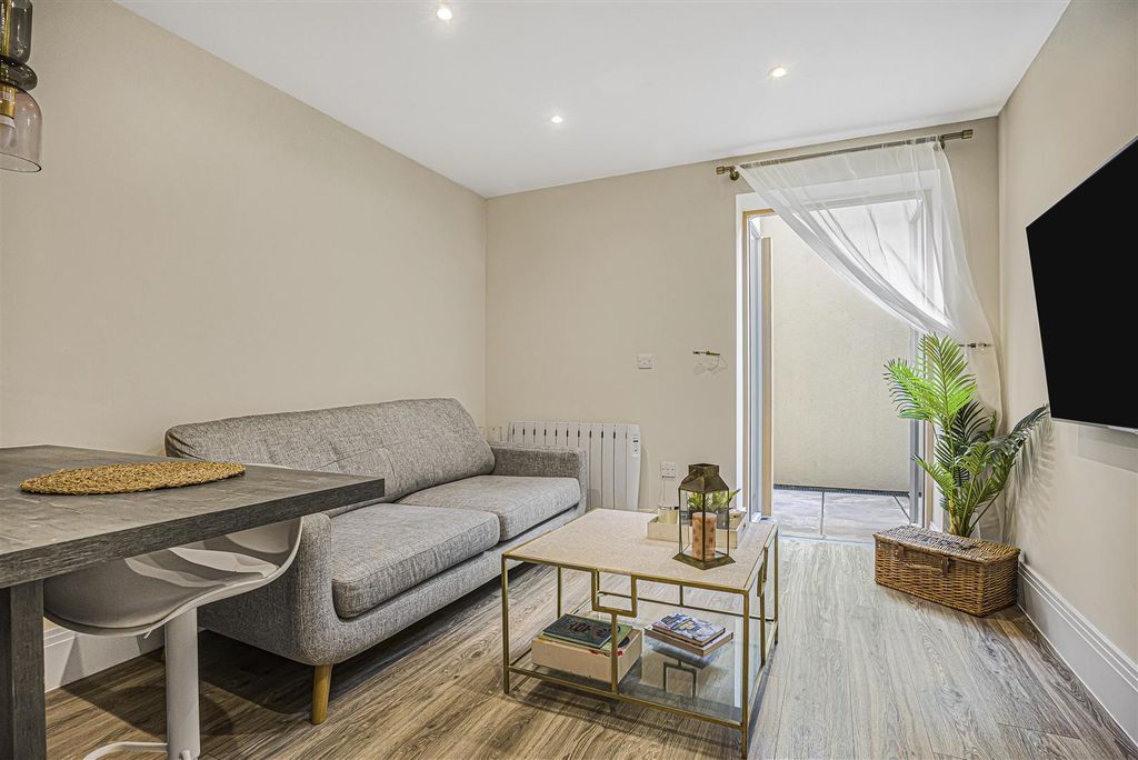 Additional image 4 of 2 bed flat for saleMarlow House, Marlow Road, Maidenhead SL6
