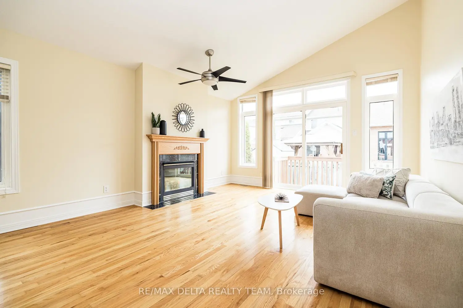 859 Giant Cedars Crescent photo 2