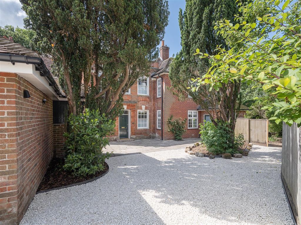 Additional image 37 of 5 bed property to rentDe Vaux Place, Salisbury SP1