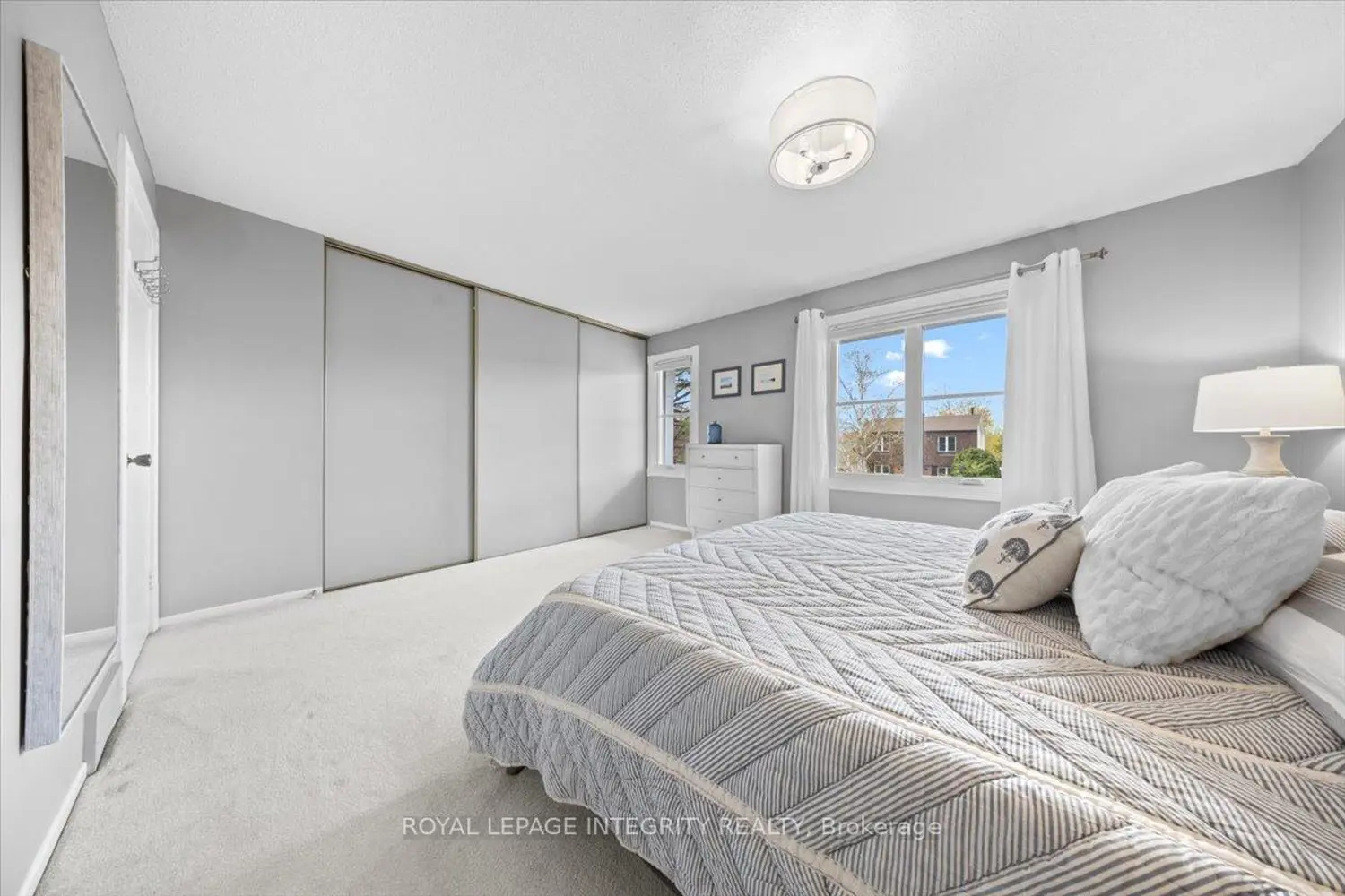 1122 St Germain Crescent photo 4