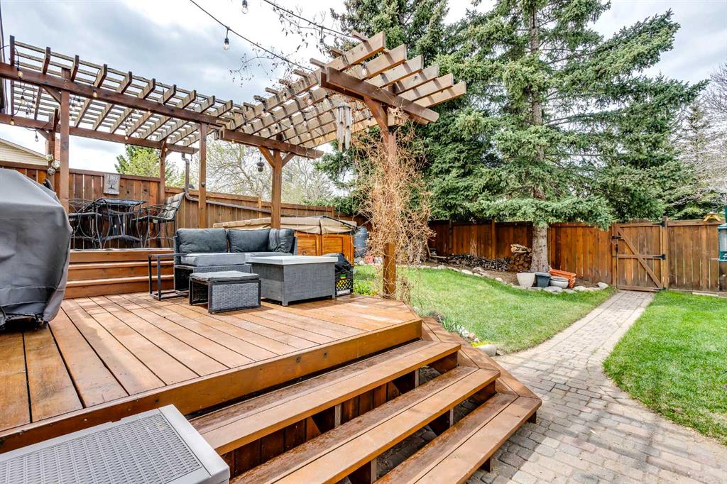 Additional image 3 of 15 Bearberry Crescent NW, Calgary, AB, T3K 1P9