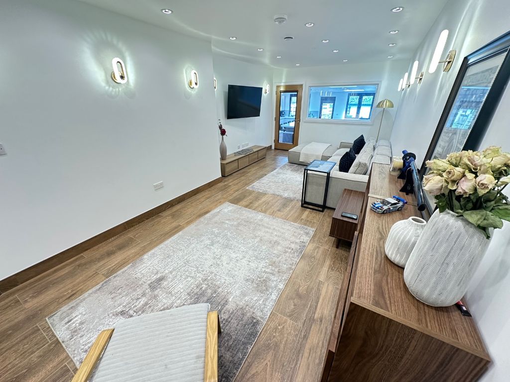 Additional image 7 of 5 bed detached house to rentFelstead Way, Luton, Bedfordshire LU2