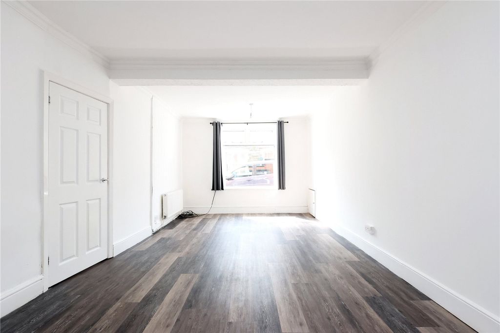 Additional image 2 of 3 bed flat to rentHigh Street, Tonypandy CF40