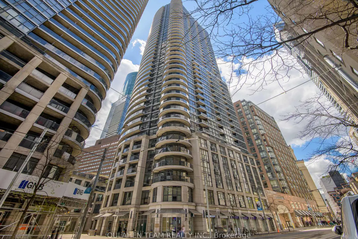 21 Carlton Street 1105