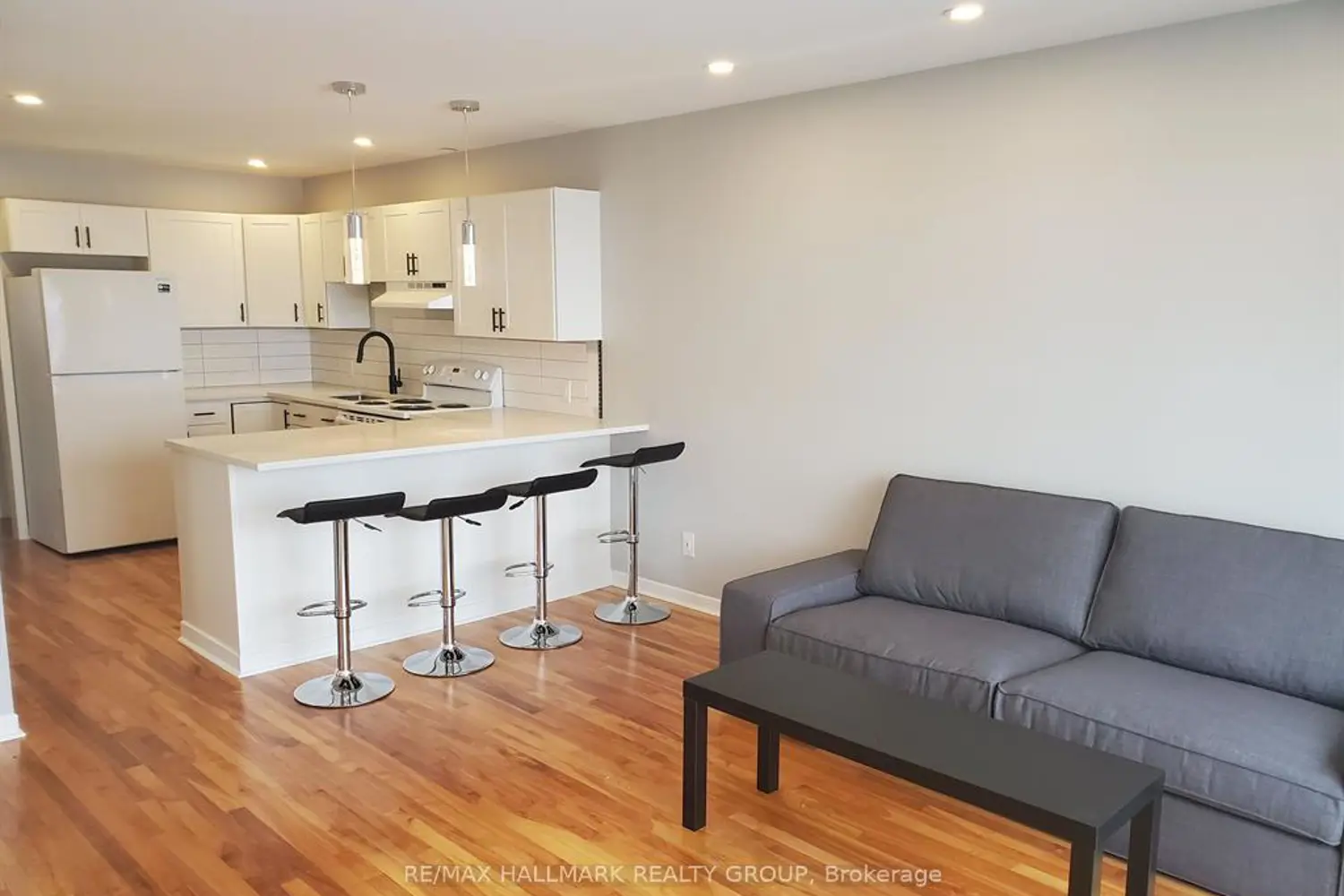 1329 Bloomsbury Crescent photo 2