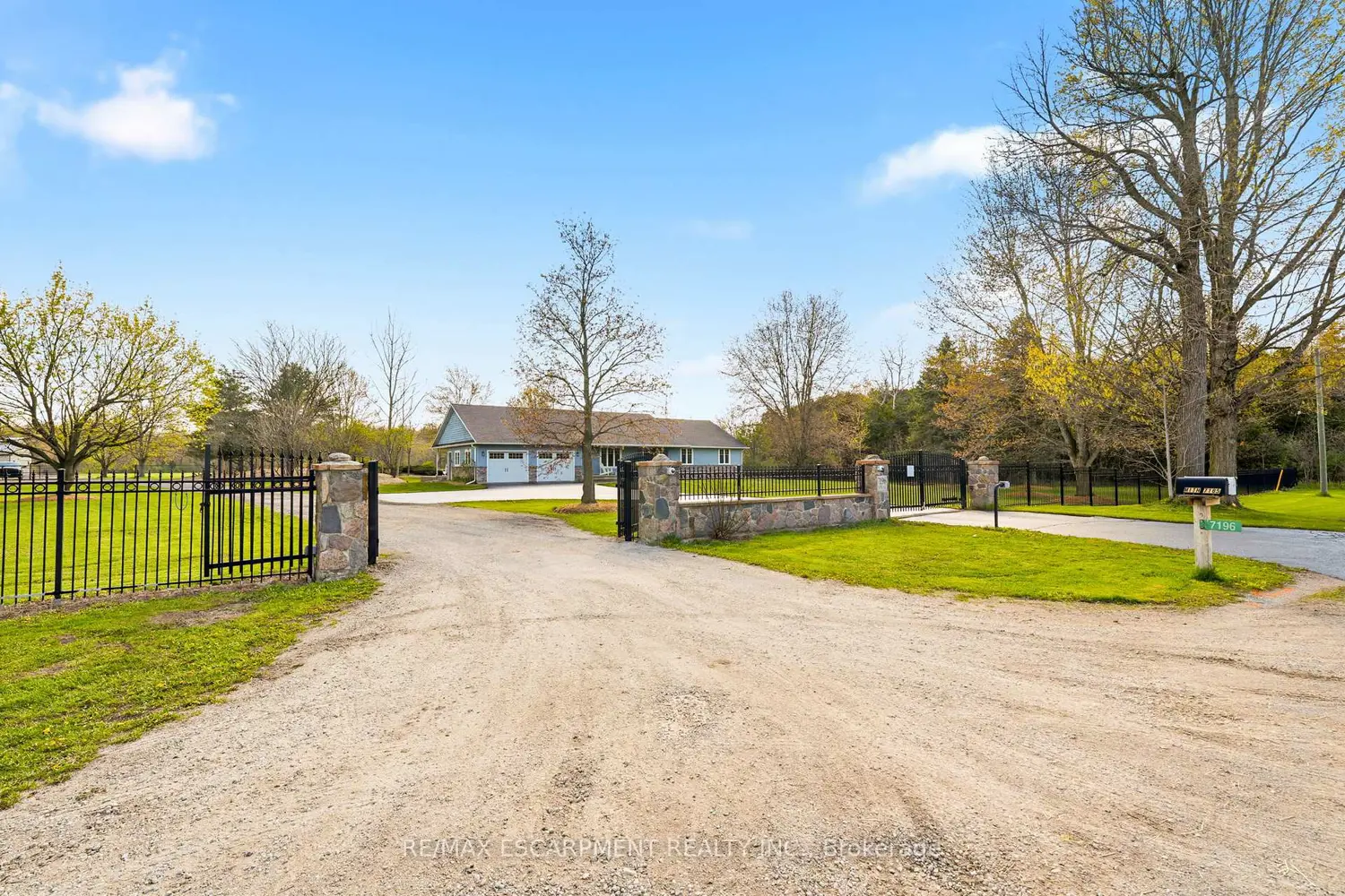 7196 Mcniven Road photo 3