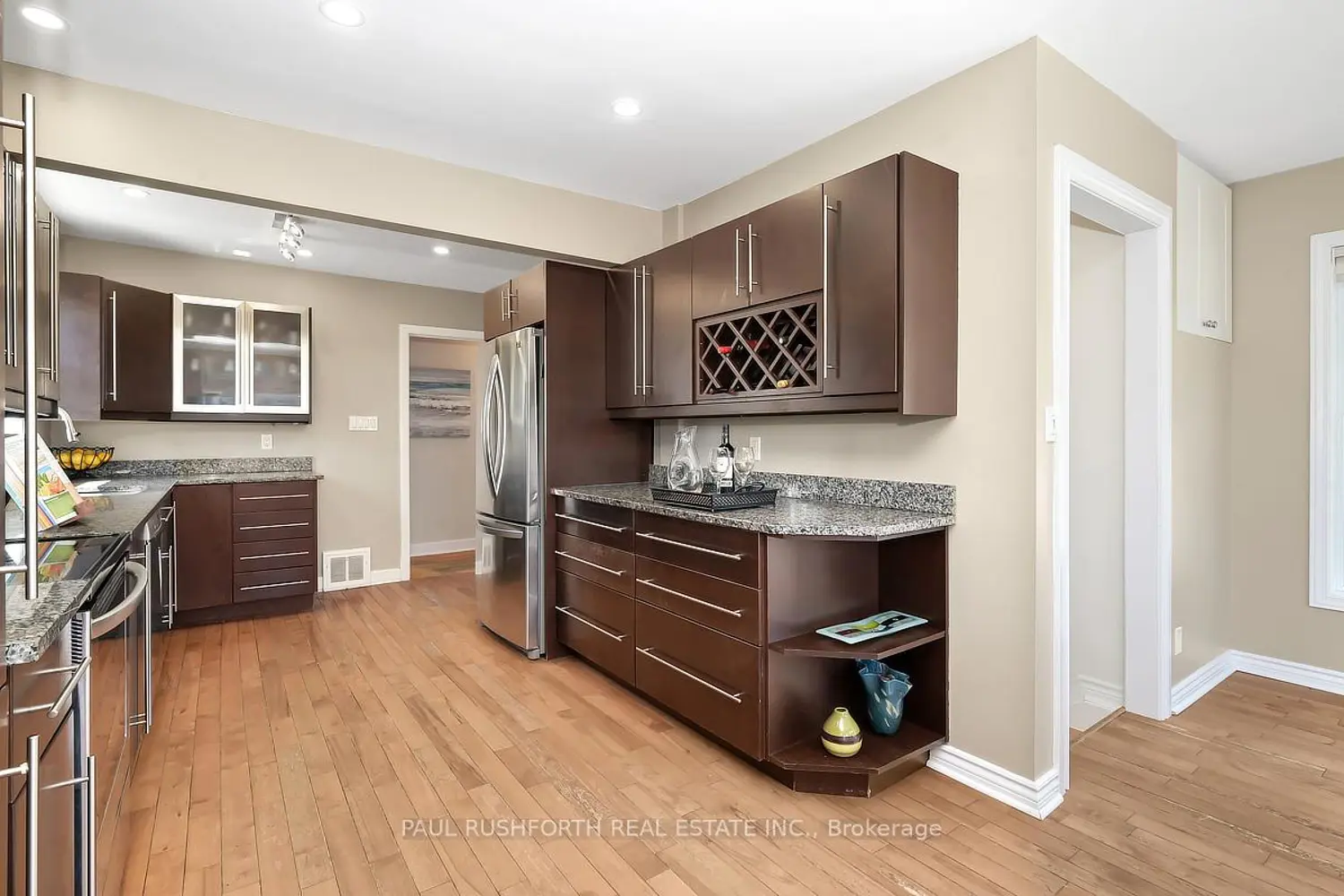 1072 Richard Avenue photo 4