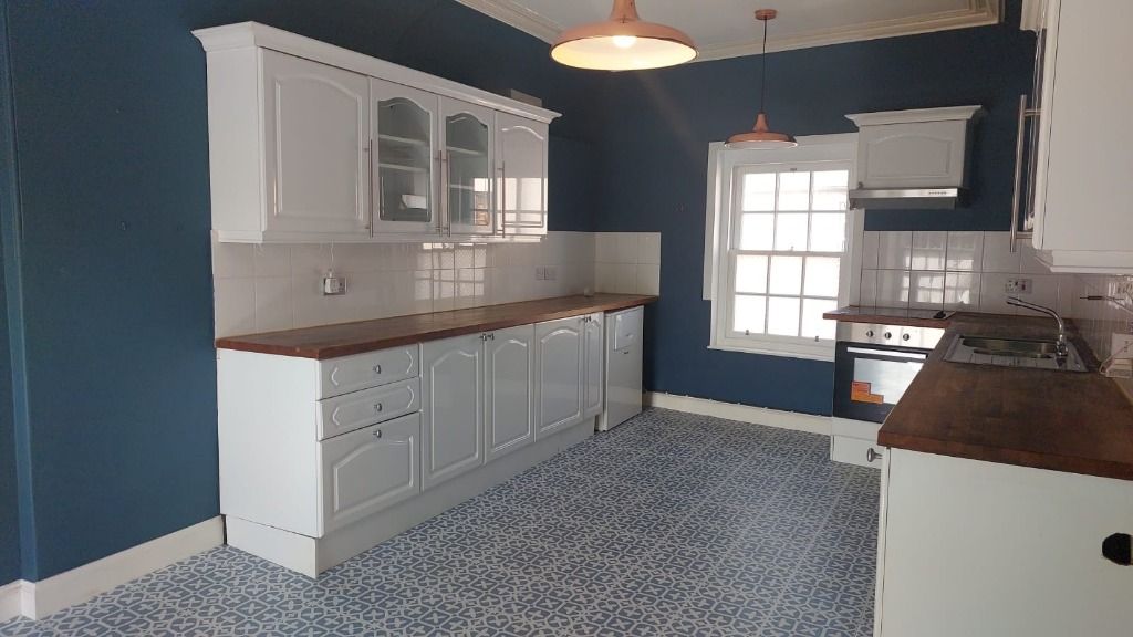 2 bed flat to rentHudson Square, Montrose DD108Ey DD10 photo 3